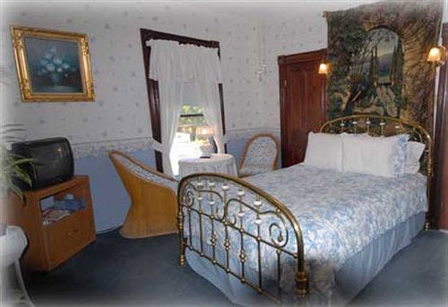 The Lion And The Rose Bed & Breakfast Whitefield Екстер'єр фото